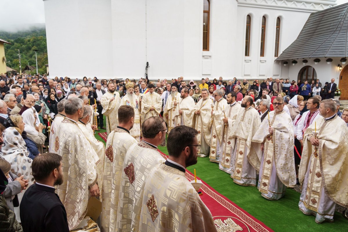 Biserica „Sfânta Treime” din Straja, Tarcău, a fost sfințită 373813