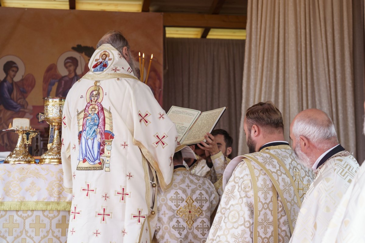 Biserica „Sfânta Treime” din Straja, Tarcău, a fost sfințită 373814