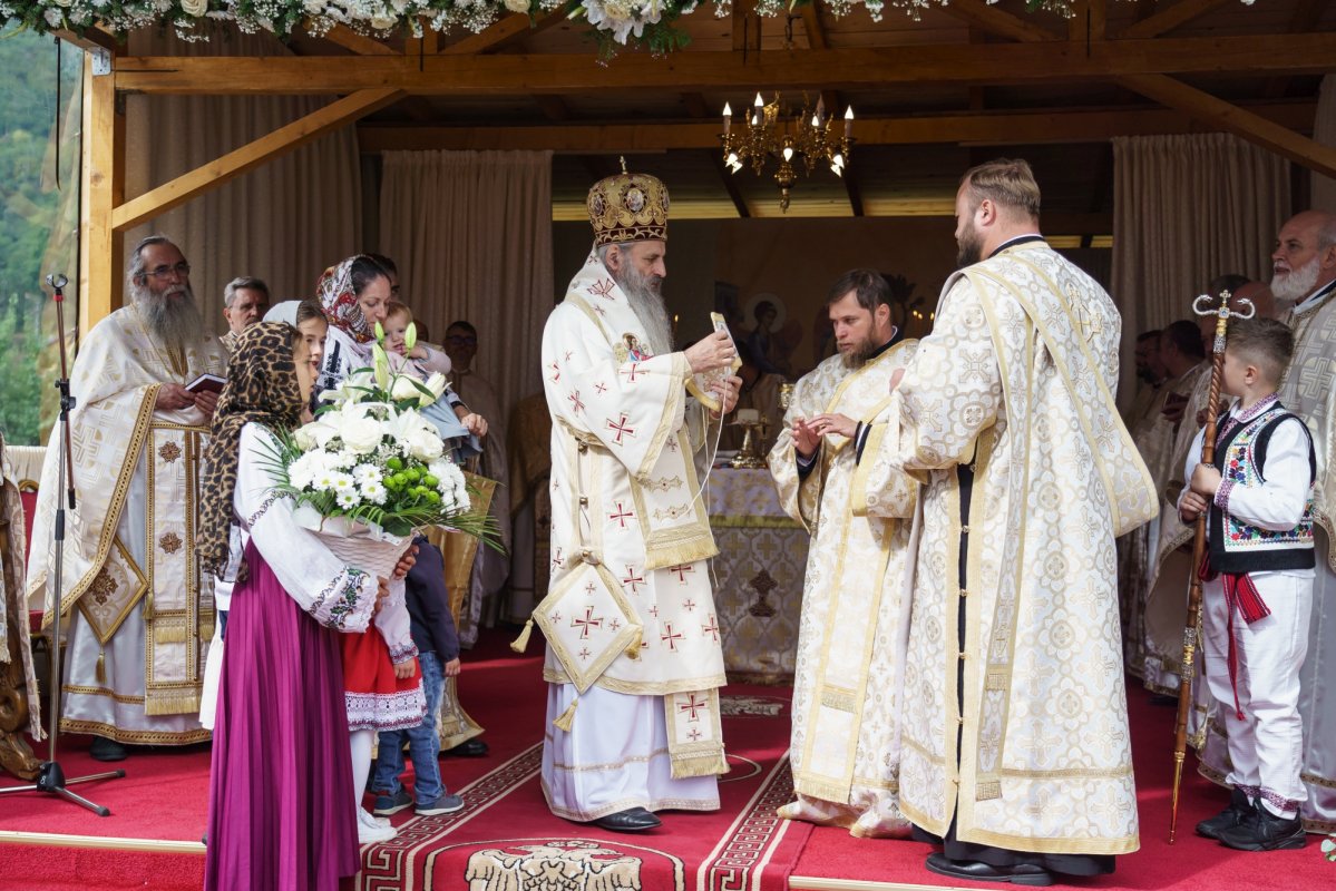 Biserica „Sfânta Treime” din Straja, Tarcău, a fost sfințită 373815