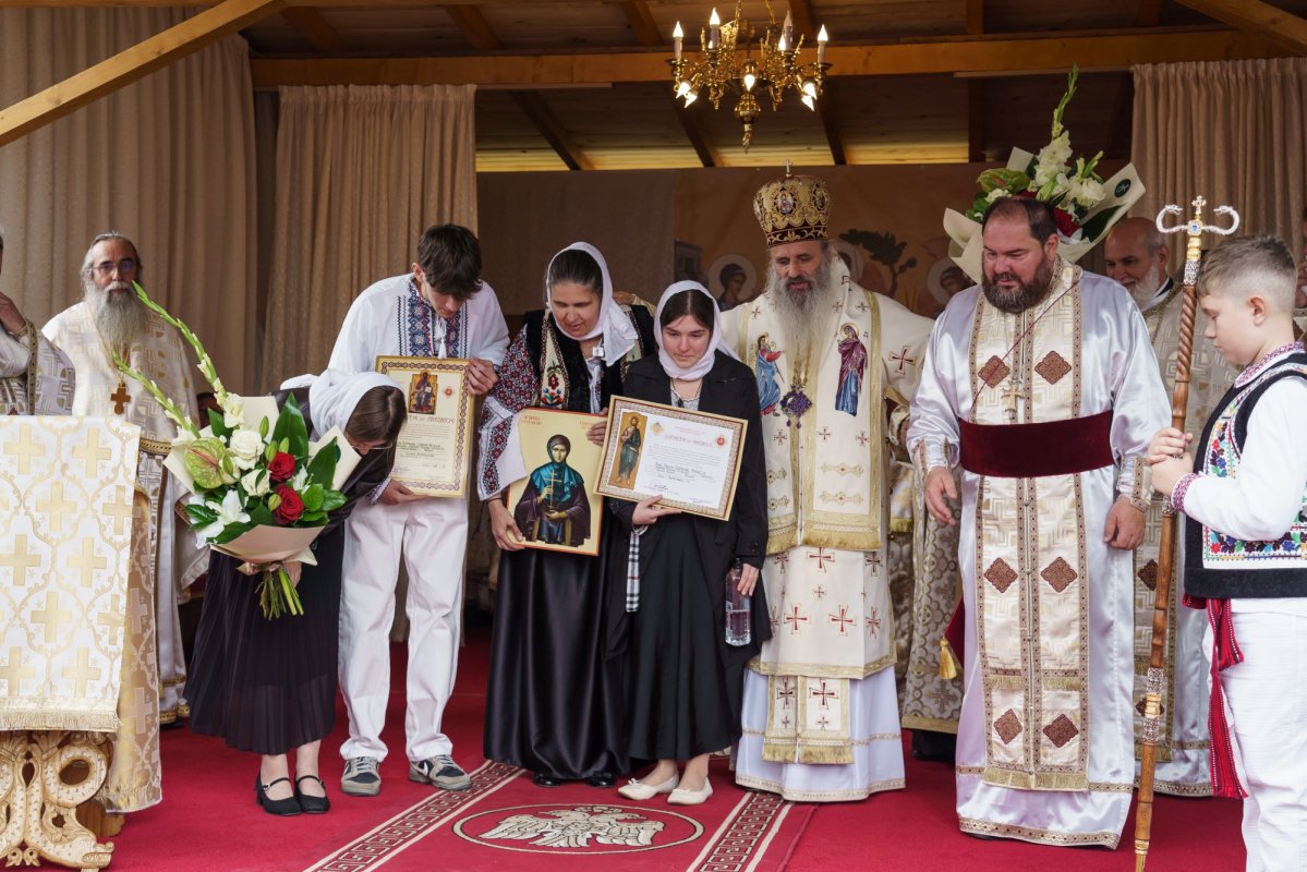 Biserica „Sfânta Treime” din Straja, Tarcău, a fost sfințită 373816