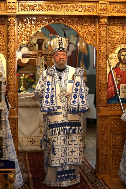 Liturghie arhierească la Schitul „Acoperământul Maicii Domnului” din Şura Mare 373900