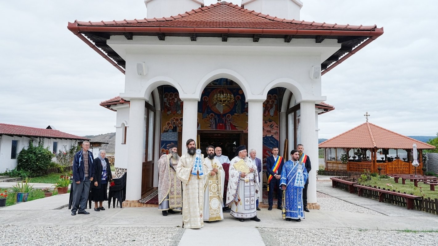 Liturghie arhierească la Schitul „Acoperământul Maicii Domnului” din Şura Mare 373901