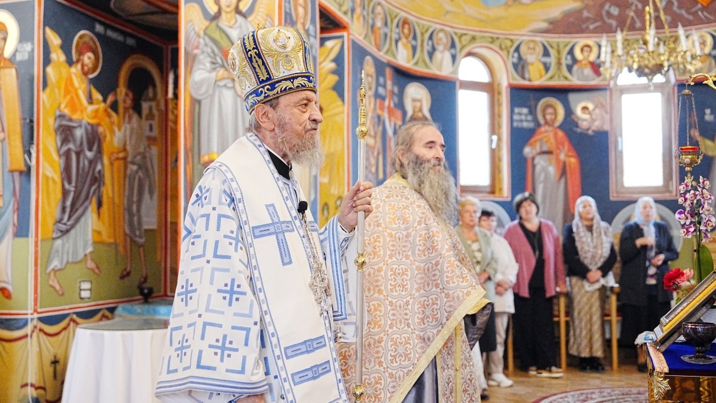 Liturghie arhierească la Schitul „Acoperământul Maicii Domnului” din Şura Mare 373904