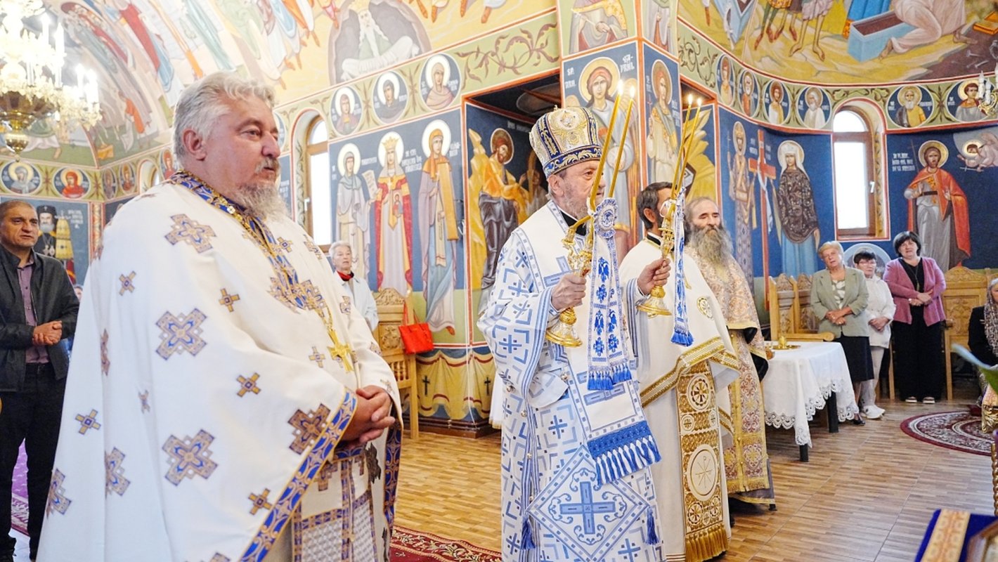 Liturghie arhierească la Schitul „Acoperământul Maicii Domnului” din Şura Mare 373906