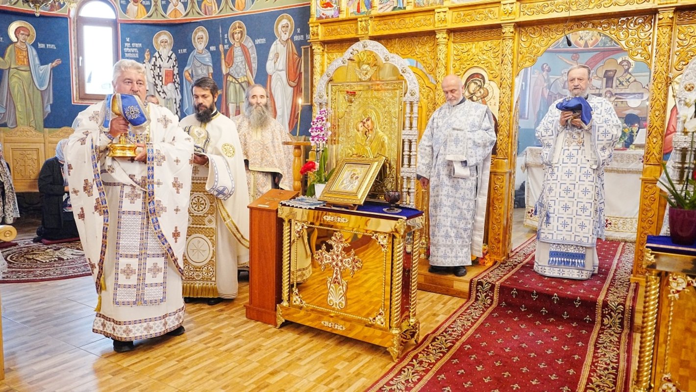 Liturghie arhierească la Schitul „Acoperământul Maicii Domnului” din Şura Mare 373908