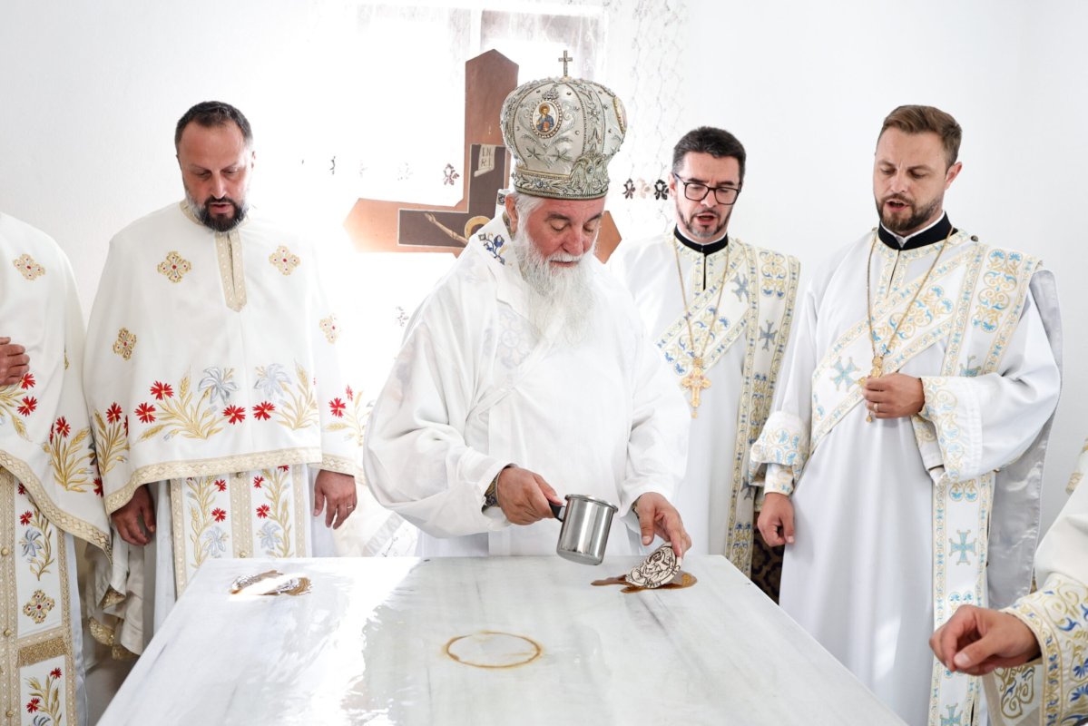 Mitropolitul Olteniei a sfințit biserica din localitatea Geblești 373946