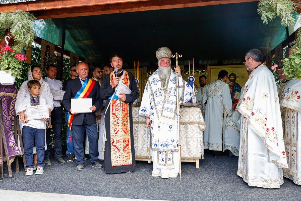 Mitropolitul Olteniei a sfințit biserica din localitatea Geblești 373947