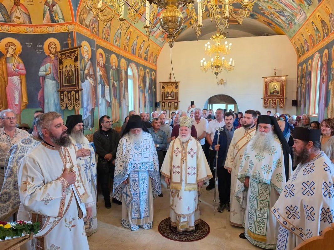 Preasfințitul Părinte Visarion a slujit la Schitul „Buna Vestire” din Cardon 373967