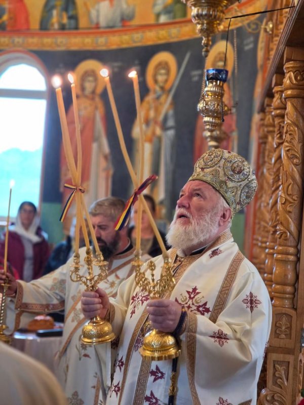 Preasfințitul Părinte Visarion a slujit la Schitul „Buna Vestire” din Cardon 373969
