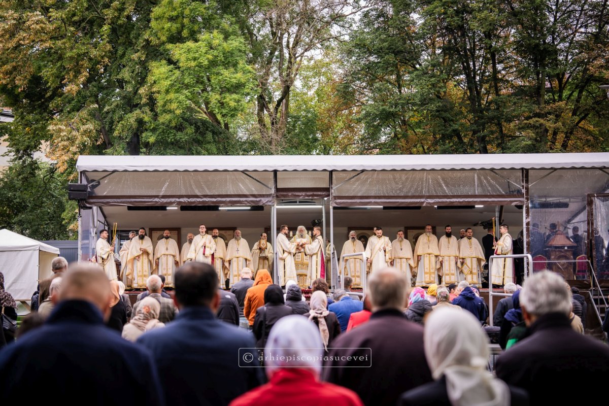 Slujire arhierească la Catedrala din Suceava 373919