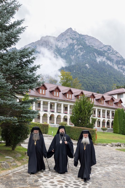 Zi de bucurie la hramul Mănăstirii Caraiman 374001