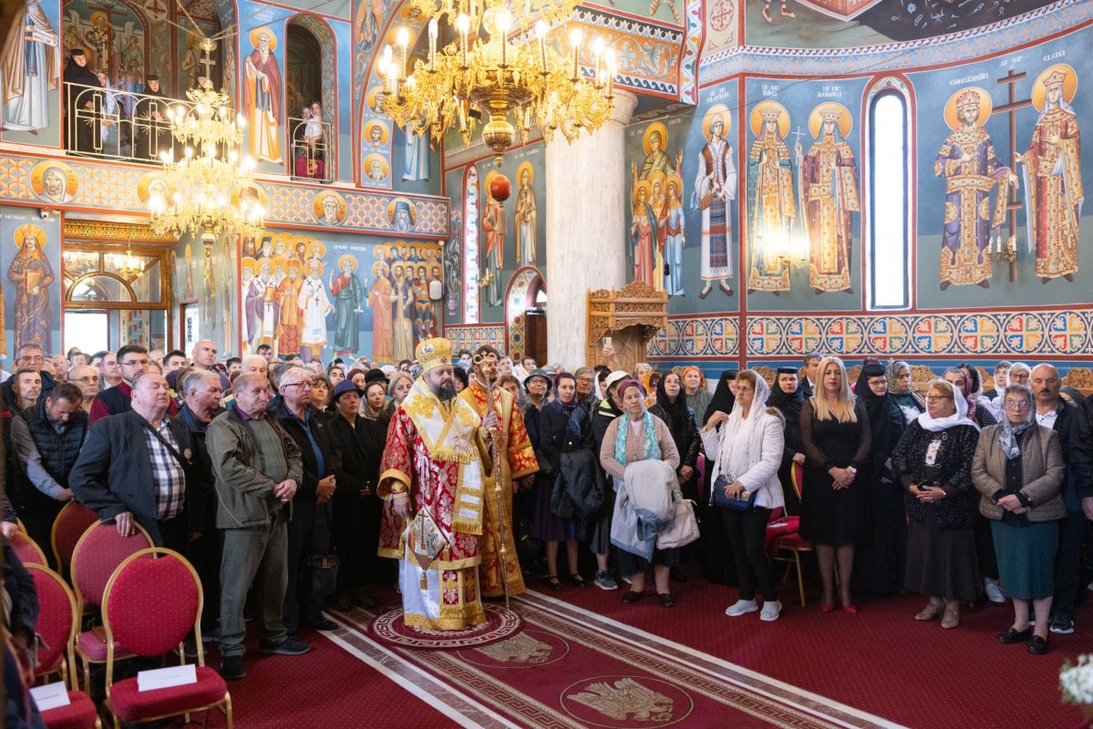 Zi de bucurie la hramul Mănăstirii Caraiman 374006