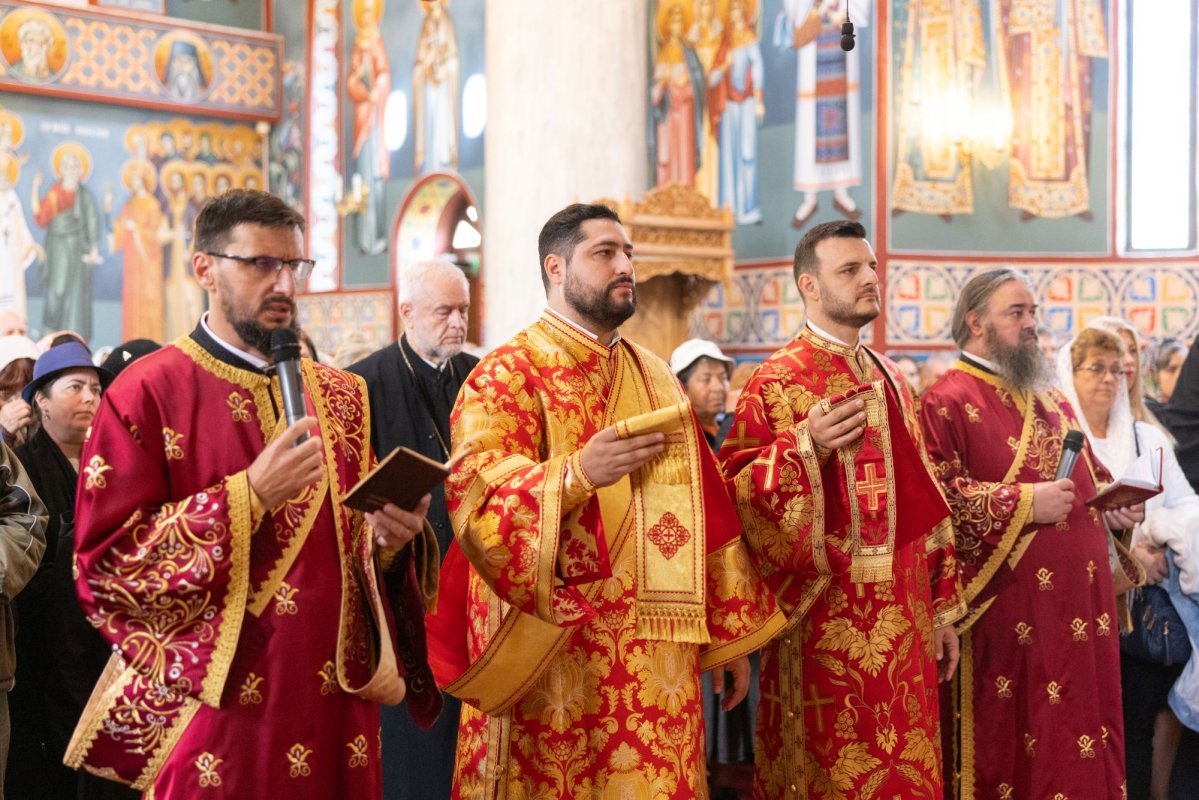Zi de bucurie la hramul Mănăstirii Caraiman 374009