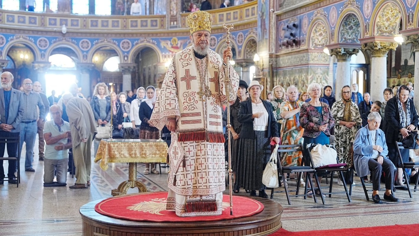 Cinstire adusă Sfintei Cruci la Catedrala Mitropolitană din Sibiu 374055