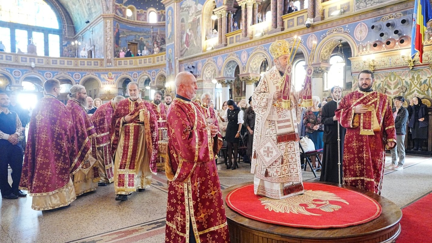Cinstire adusă Sfintei Cruci la Catedrala Mitropolitană din Sibiu 374056