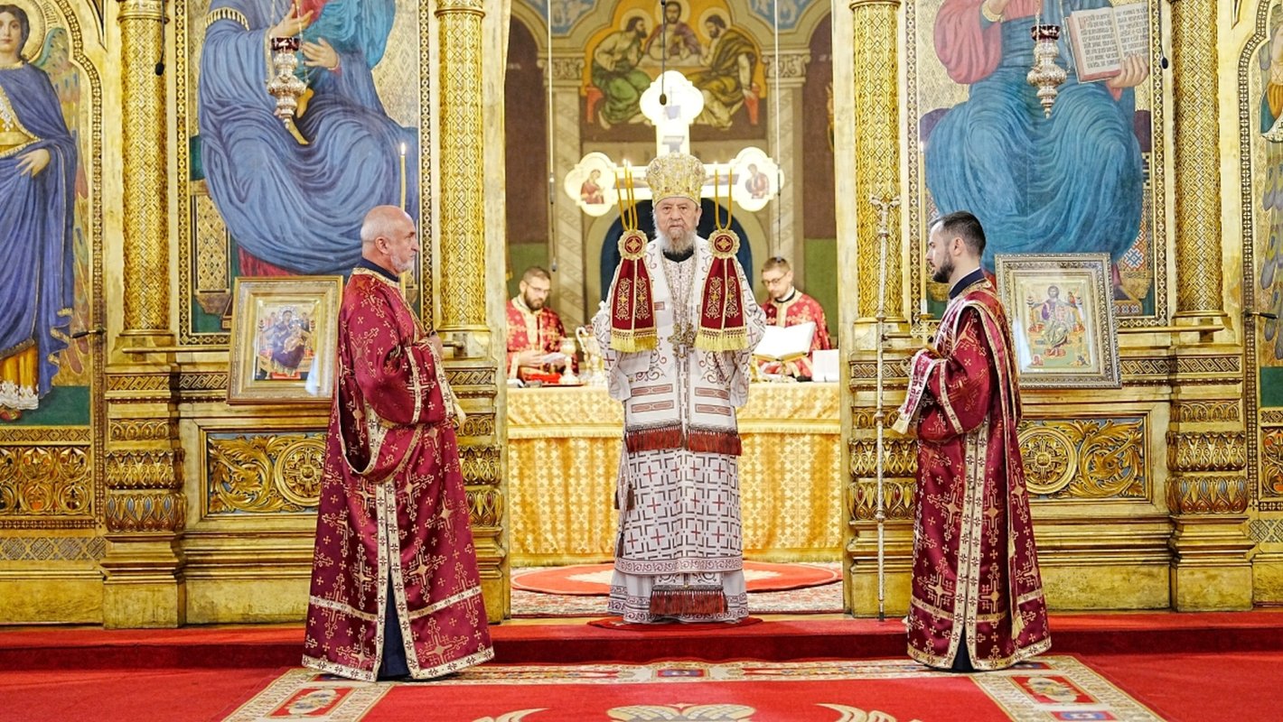Cinstire adusă Sfintei Cruci la Catedrala Mitropolitană din Sibiu 374058