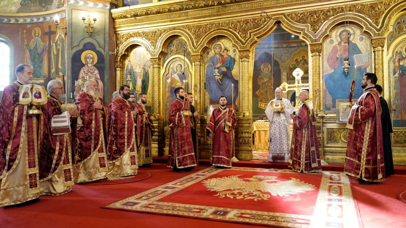 Cinstire adusă Sfintei Cruci la Catedrala Mitropolitană din Sibiu 374060