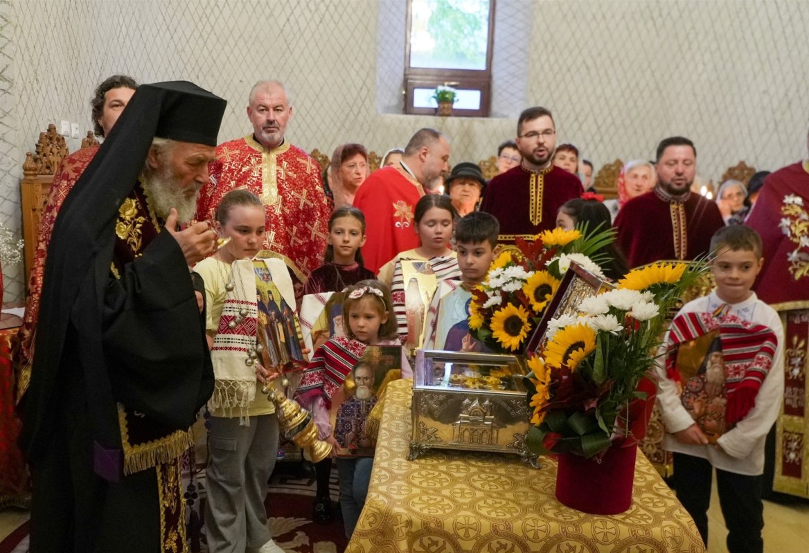 Cinstirea lemnului de viață făcător în biserici gălățene 374076