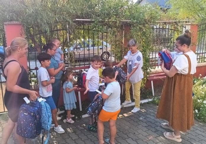 54 de elevi ialomițeni sprijiniți cu articole vestimentare și rechizite 374267