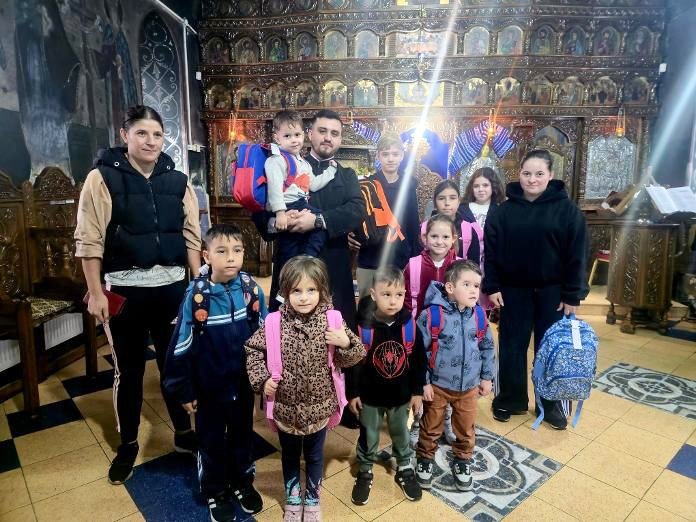 54 de elevi ialomițeni sprijiniți cu articole vestimentare și rechizite 374269
