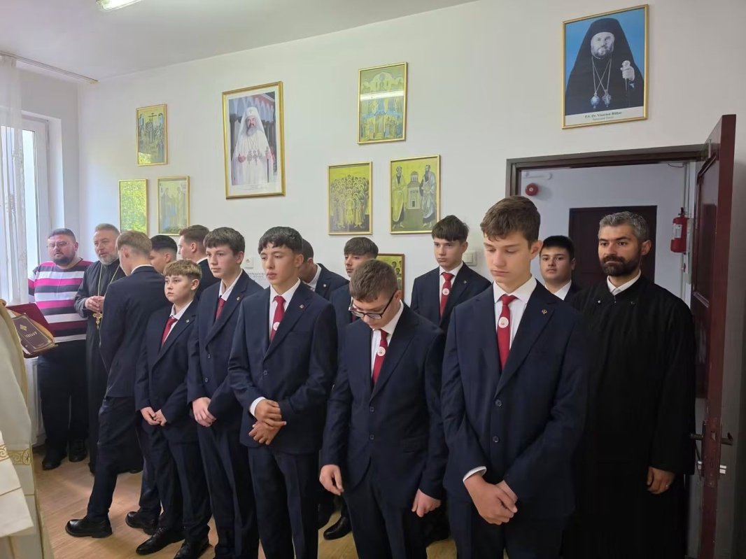 Binecuvântare arhierească pentru elevi seminariști și preșcolari din Tulcea 374265