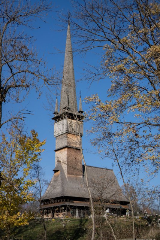 Număr mare de vizitatori la bisericile din lemn din Maramureș 374196