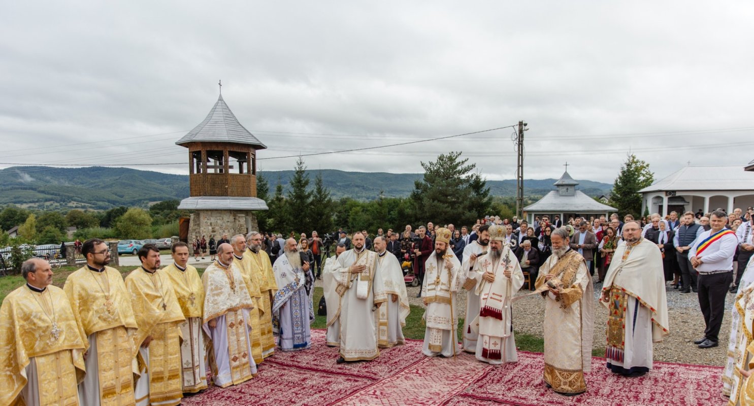 Binecuvântare arhierească la hramul Parohiei „Înălțarea Sfintei Cruci” - Pârteștii de Jos II 374311