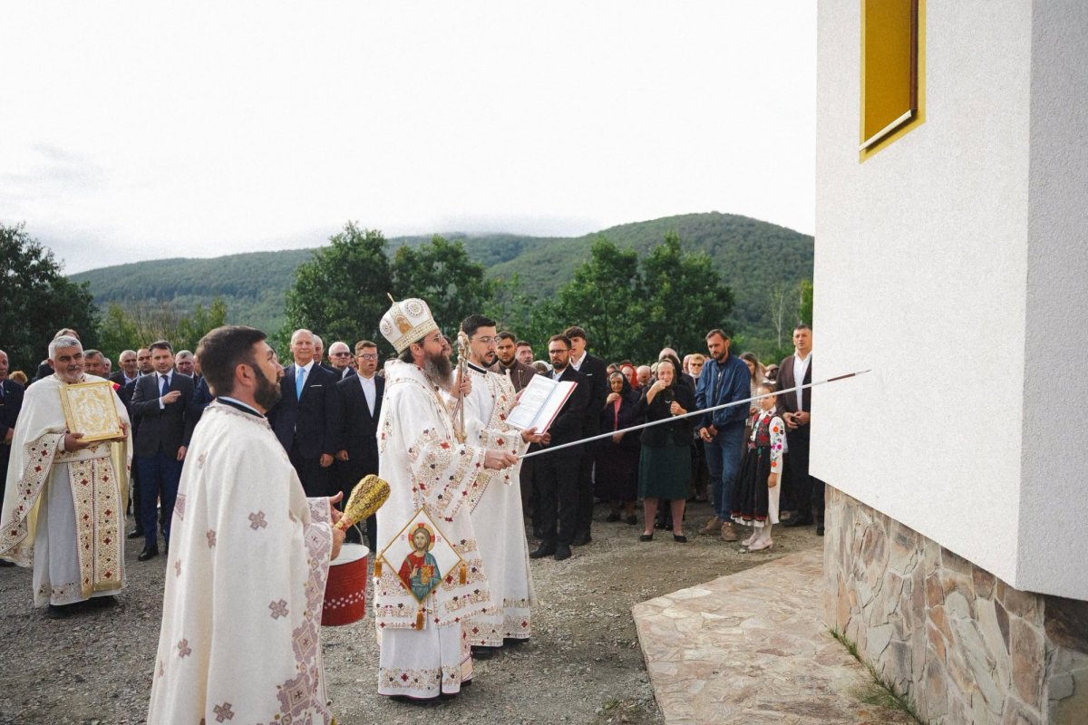 Preasfințitul Părinte Benedict a târnosit biserica din Parohia Preoteasa, Sălaj 374324