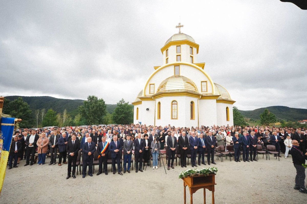 Preasfințitul Părinte Benedict a târnosit biserica din Parohia Preoteasa, Sălaj 374326