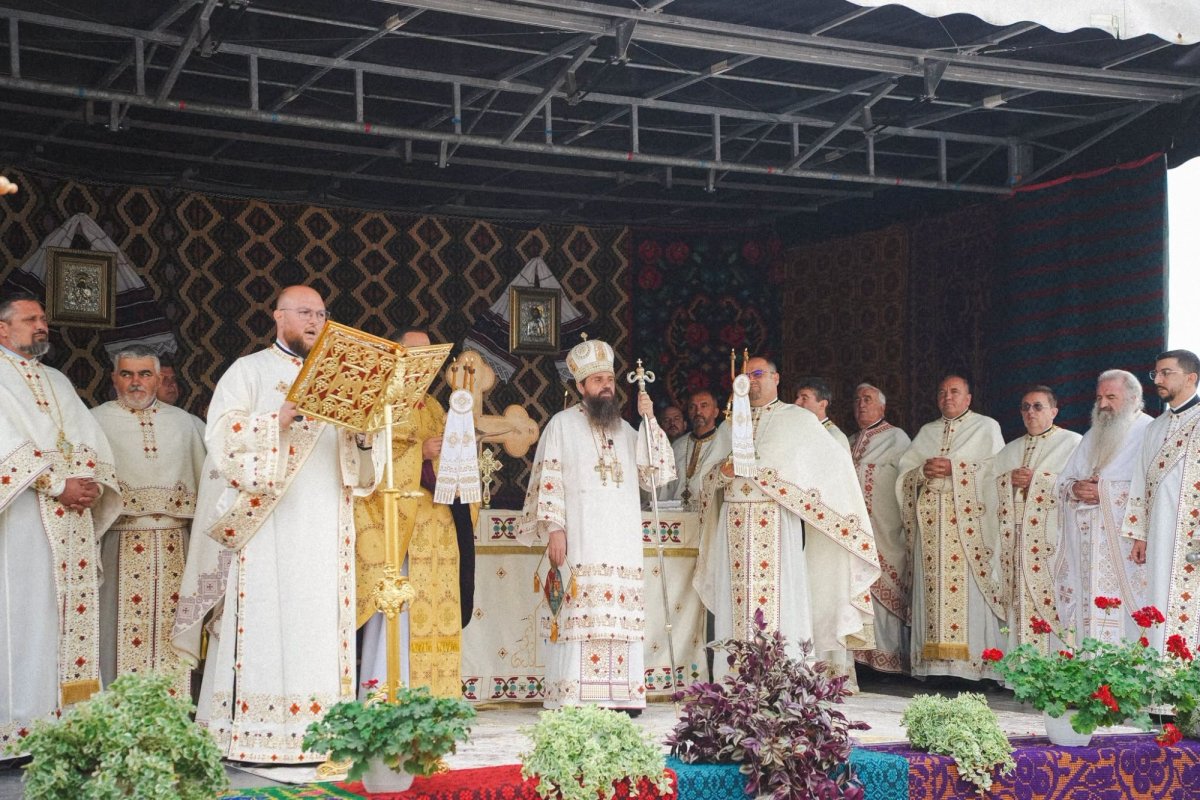 Preasfințitul Părinte Benedict a târnosit biserica din Parohia Preoteasa, Sălaj 374327
