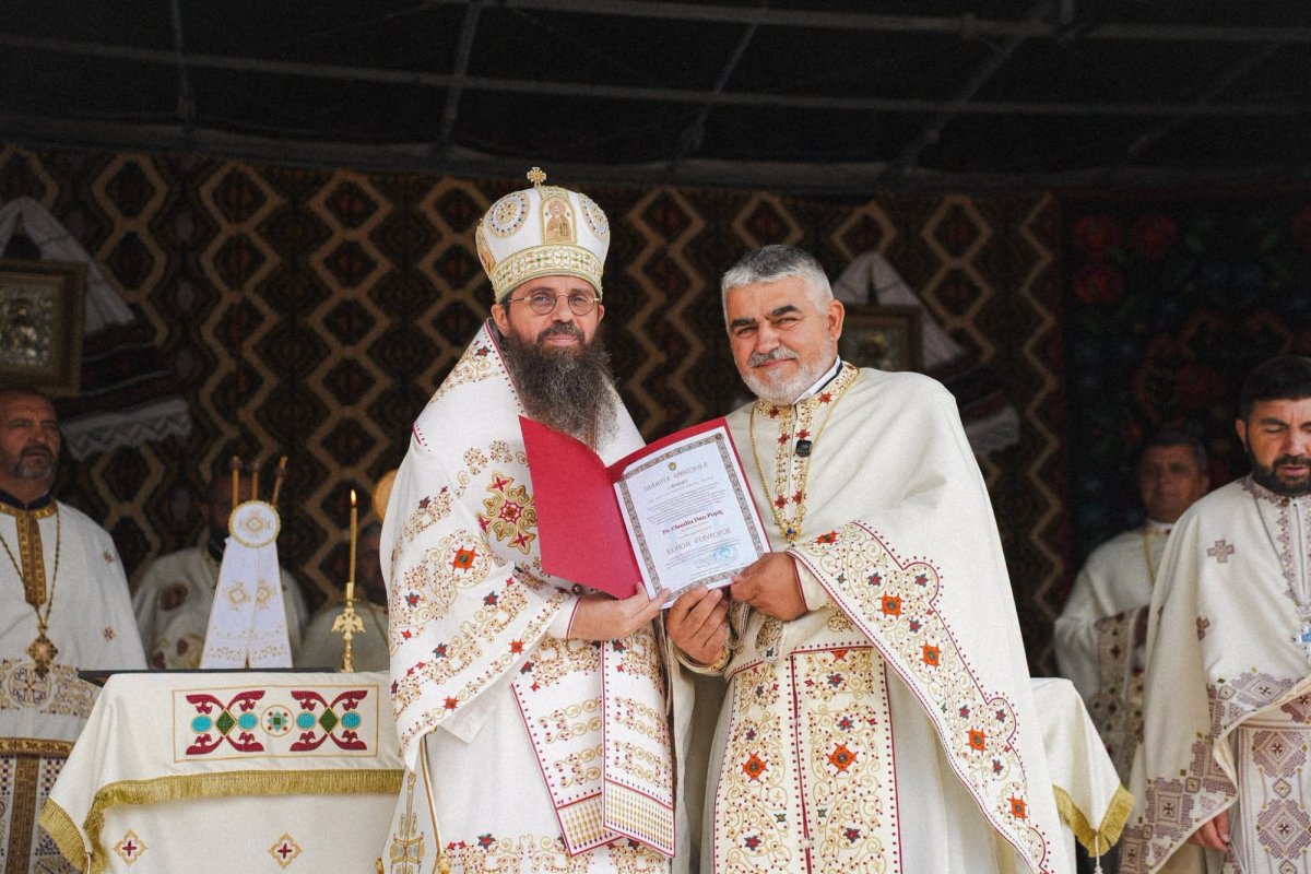 Preasfințitul Părinte Benedict a târnosit biserica din Parohia Preoteasa, Sălaj 374328