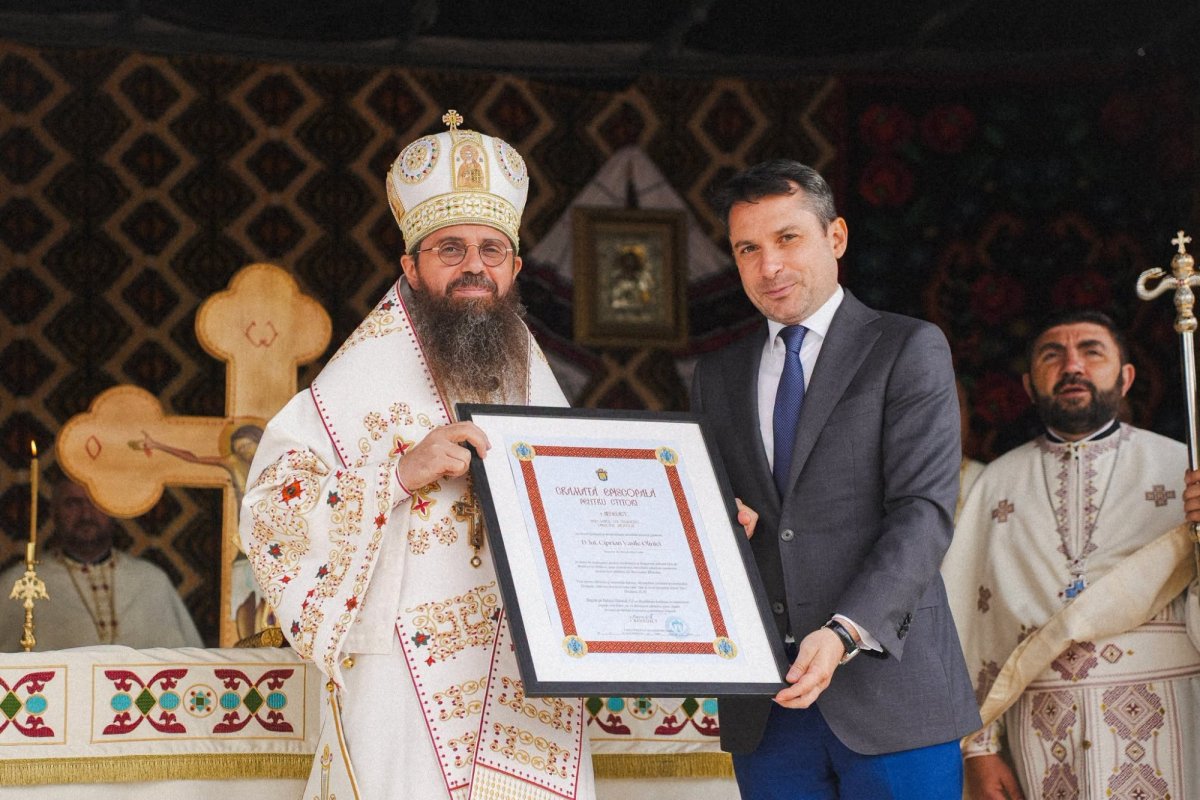 Preasfințitul Părinte Benedict a târnosit biserica din Parohia Preoteasa, Sălaj 374329