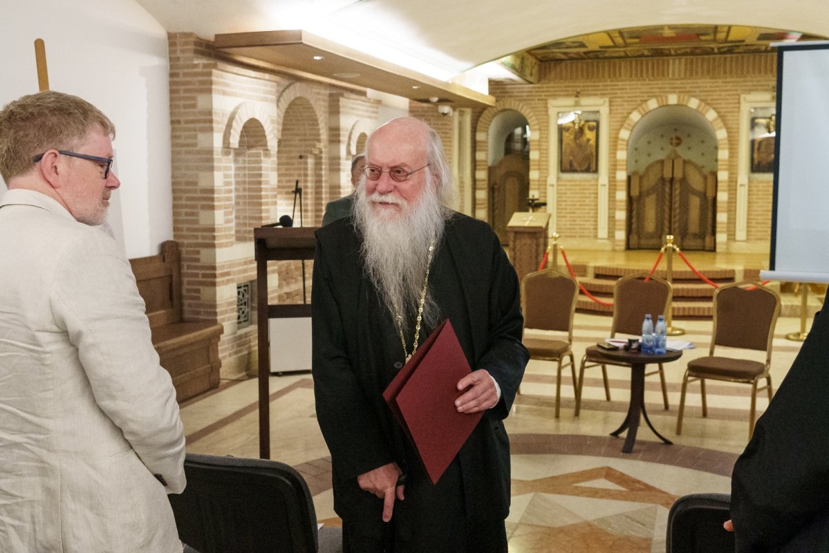 Părintele Andrew Louth a primit „Crucea Moldavă” 374541