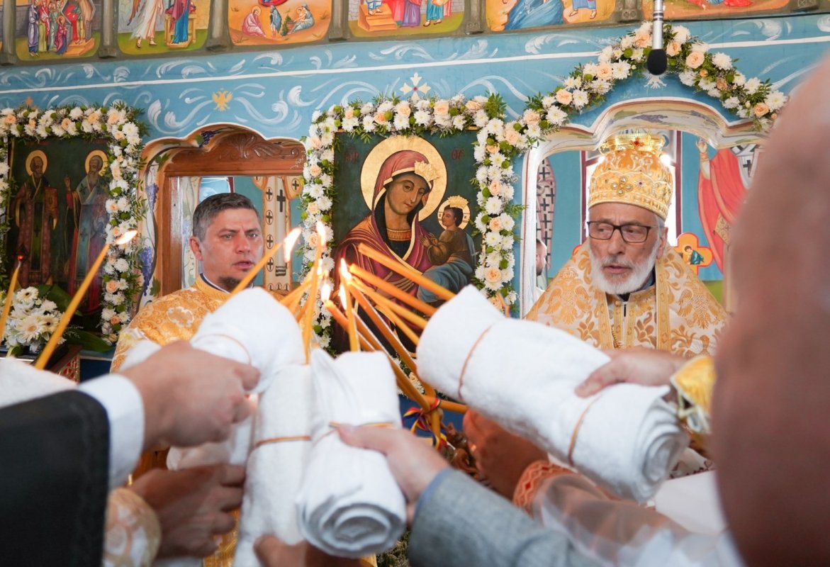 Biserica Parohiei Baloteasca din Argeş a fost sfințită 374610