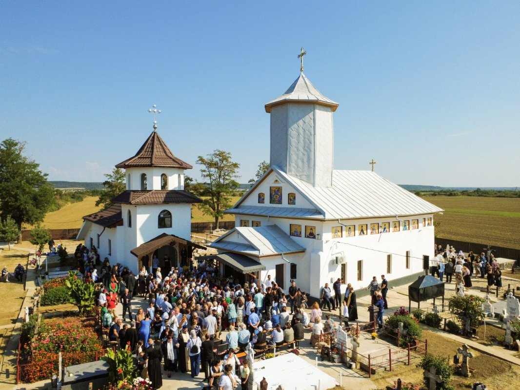 Biserica Parohiei Baloteasca din Argeş a fost sfințită 374611
