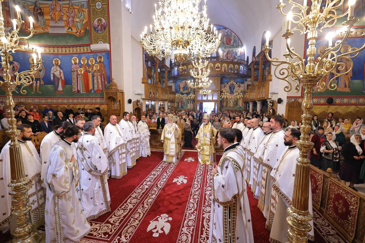 Credincioşii vrânceni se închină Cinstitului lemn al Sfintei Cruci 374613