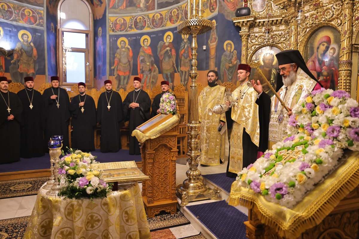 Credincioşii vrânceni se închină Cinstitului lemn al Sfintei Cruci 374618