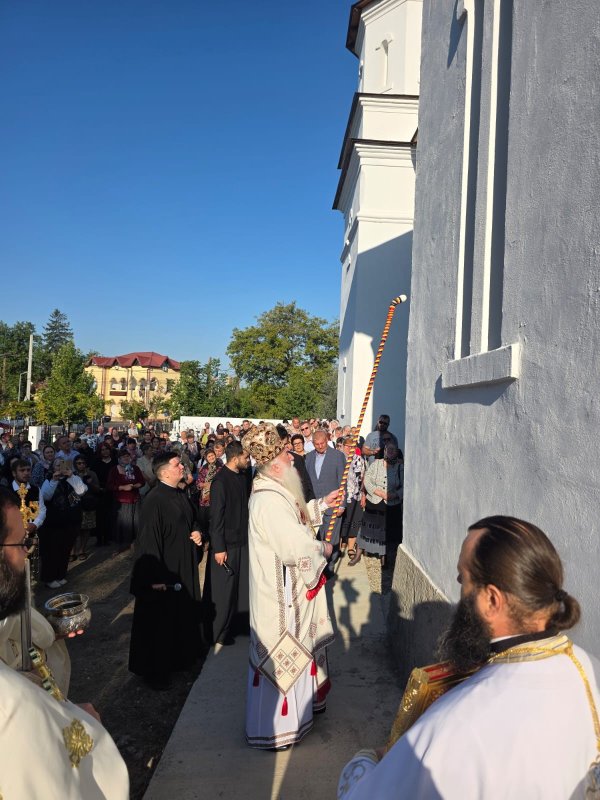 Înnoirea unei biserici din judeţul Mehedinţi 374631