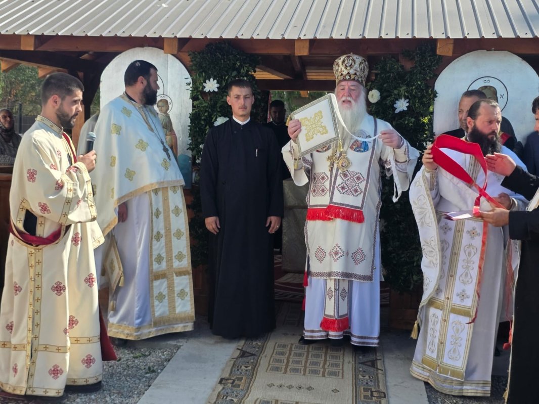 Înnoirea unei biserici din judeţul Mehedinţi 374632