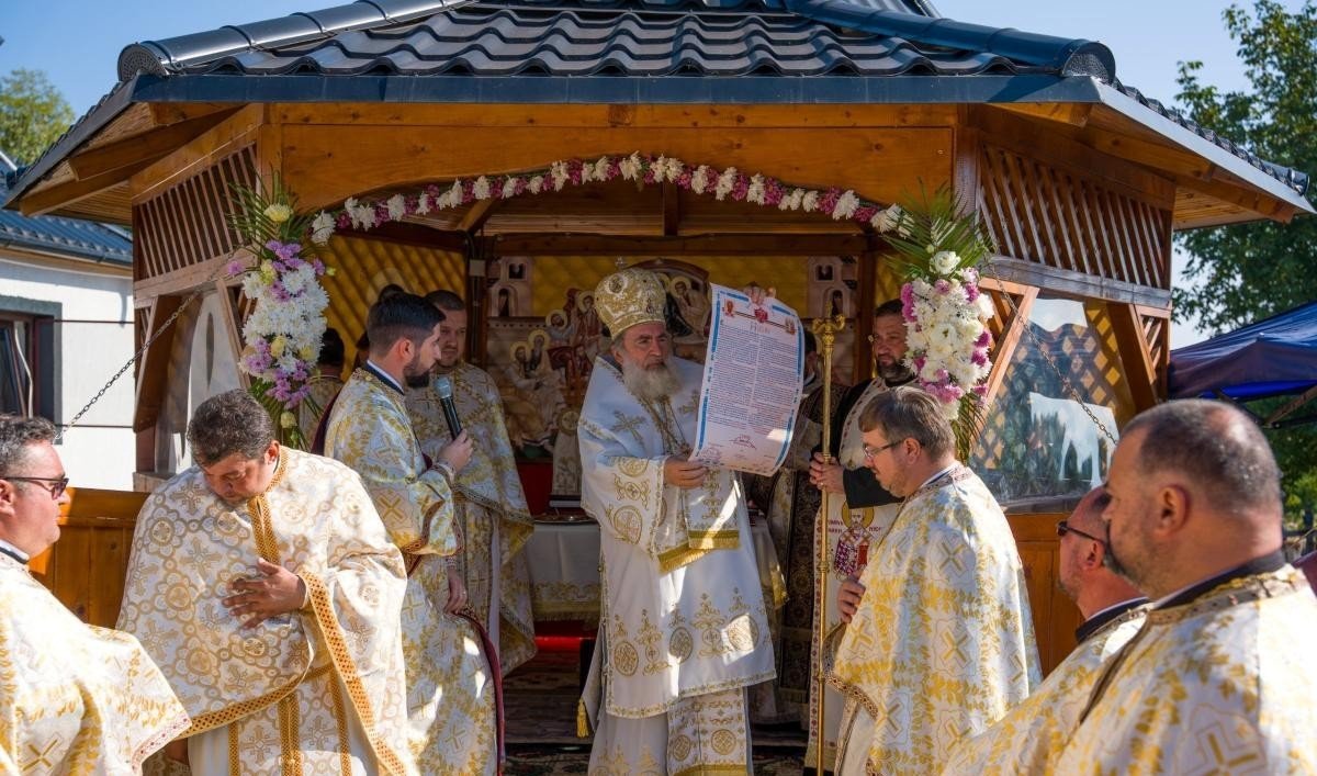 Biserica și așezământul parohial din Butnărești, înnoite și binecuvântate 374681