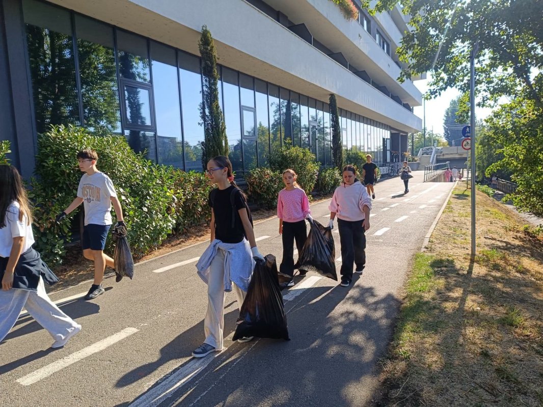 Elevii Liceului Ortodox din Oradea, implicați în Ziua Națională de Curățenie 374759