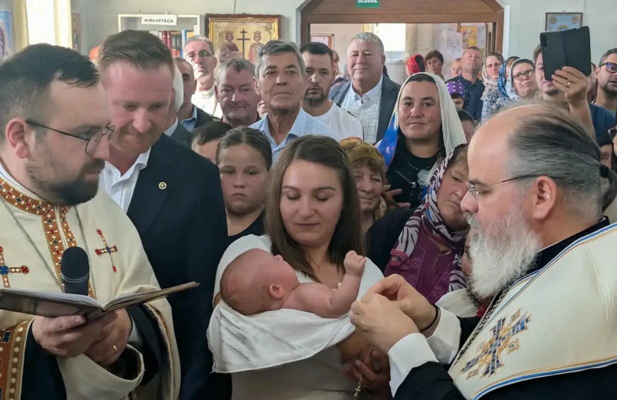 Taina Sfântului Botez, săvârșită pentru fiul preotului paroh din Telejna 374740