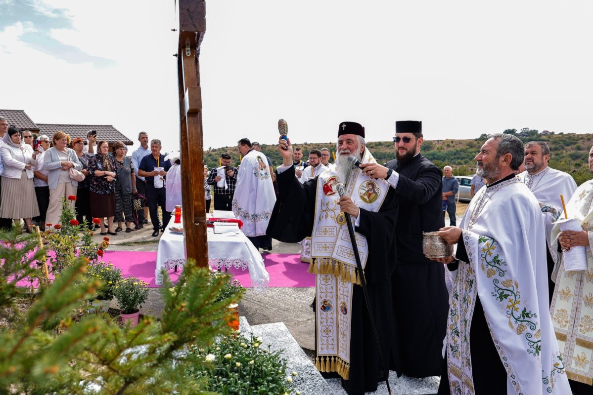 Sfințire de paraclis și de troiță în Oltenia 374981