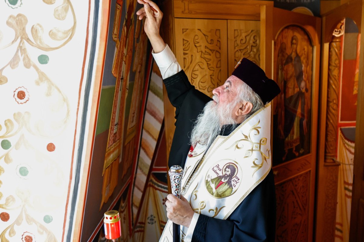Sfințire de paraclis și de troiță în Oltenia 374982