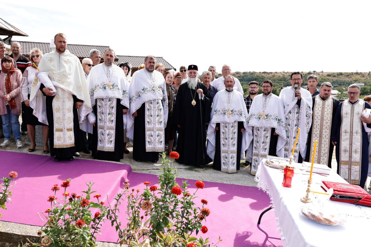 Sfințire de paraclis și de troiță în Oltenia 374983