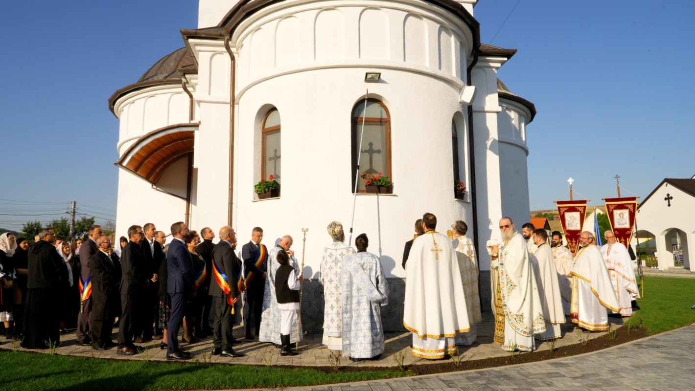 Noua biserică din Păuca, judeţul Sibiu, a fost târnosită 375097