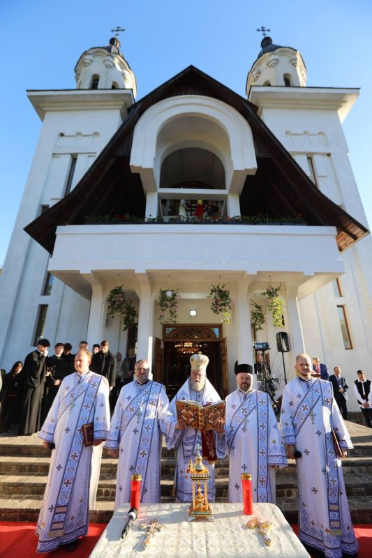Biserica „Naşterea Maicii Domnului” a Parohiei I Cavnic a fost târnosită 375334