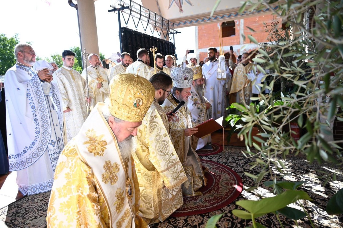 Trei ierarhi au sfințit Biserica „Sfântul Mare Mucenic Dimitrie, Izvorâtorul de Mir”, din Oradea 375342