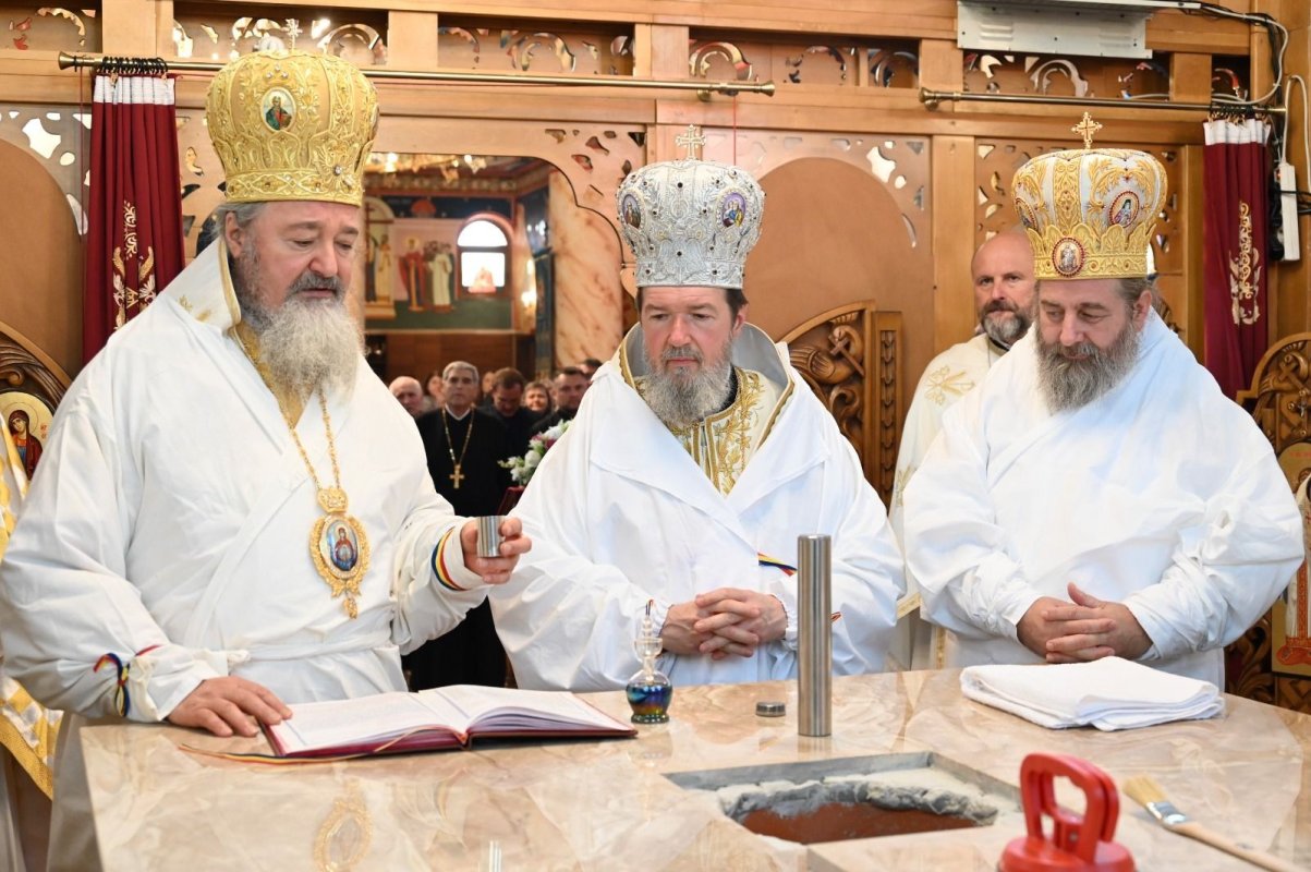 Trei ierarhi au sfințit Biserica „Sfântul Mare Mucenic Dimitrie, Izvorâtorul de Mir”, din Oradea 375343