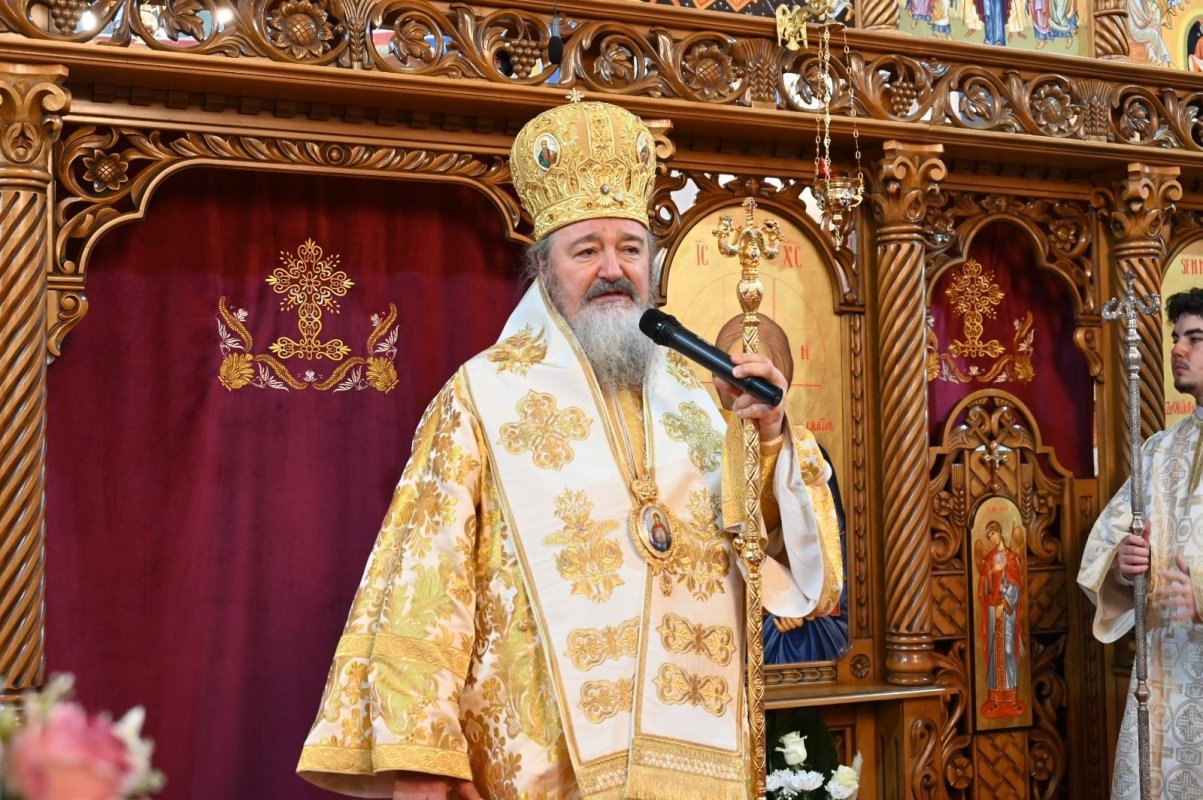 Trei ierarhi au sfințit Biserica „Sfântul Mare Mucenic Dimitrie, Izvorâtorul de Mir”, din Oradea 375344